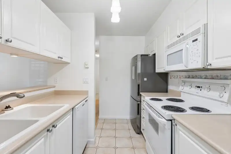 206 2490 W 2ND AVENUE - photo 3 of 11