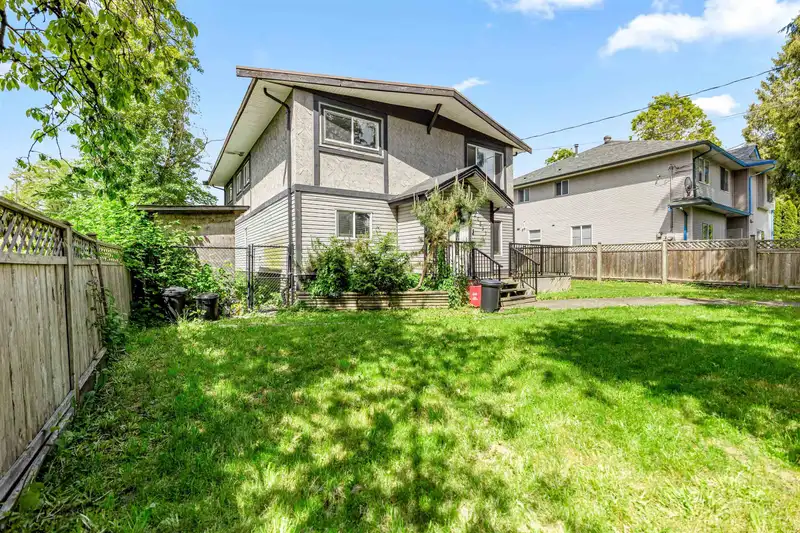 20531 113 AVENUE - photo 1 of 21
