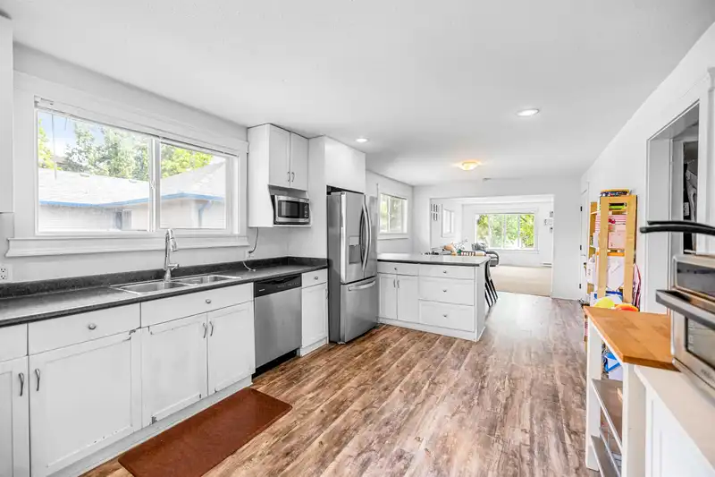 20531 113 AVENUE - photo 4 of 21