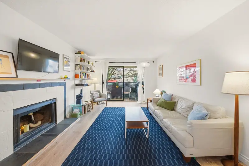 207 2215 DUNDAS STREET - photo 4 of 25