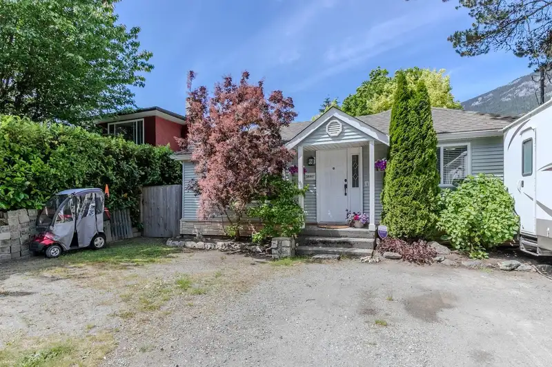 38807 BRITANNIA AVENUE - photo 4 of 40