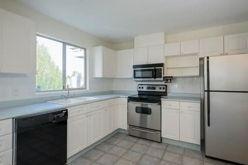302 15440 VINE AVENUE - photo 3 of 29