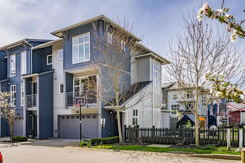37 24076 112 AVENUE - photo 1 of 40