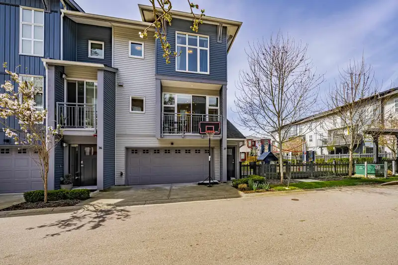 37 24076 112 AVENUE - photo 2 of 40
