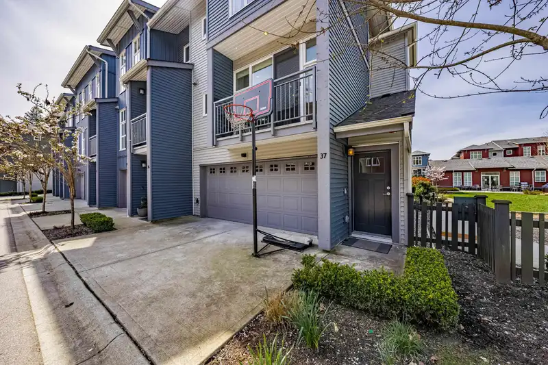 37 24076 112 AVENUE - photo 3 of 40