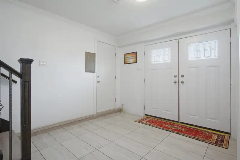 18463 56 AVENUE - photo 4 of 40