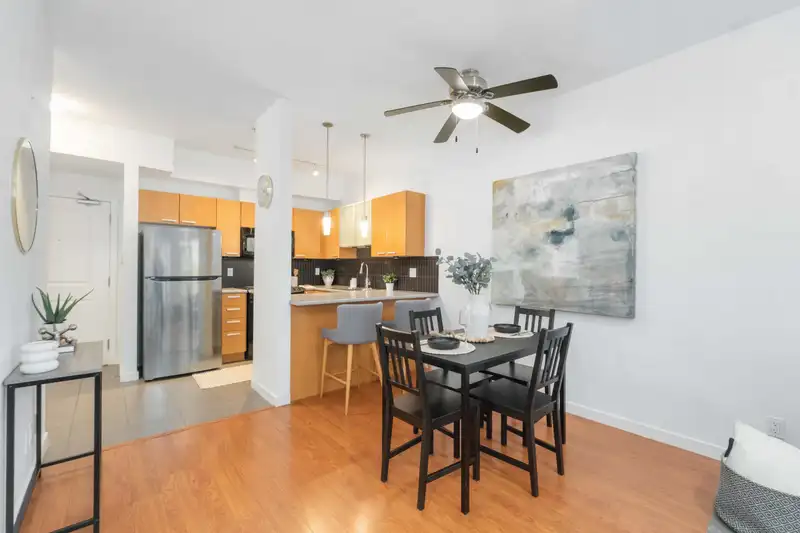 309 10455 UNIVERSITY DRIVE - photo 1 of 25