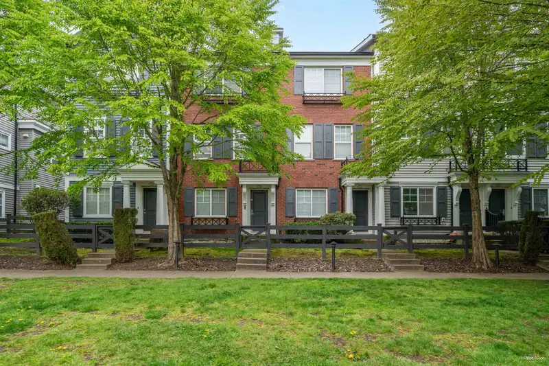 59 688 EDGAR AVENUE - photo 1 of 33