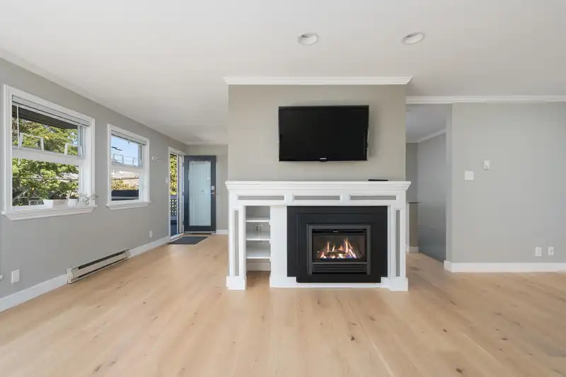 3085 MAPLE STREET - photo 2 of 40