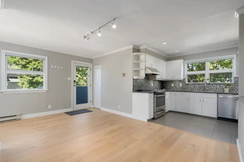 3085 MAPLE STREET - photo 4 of 40