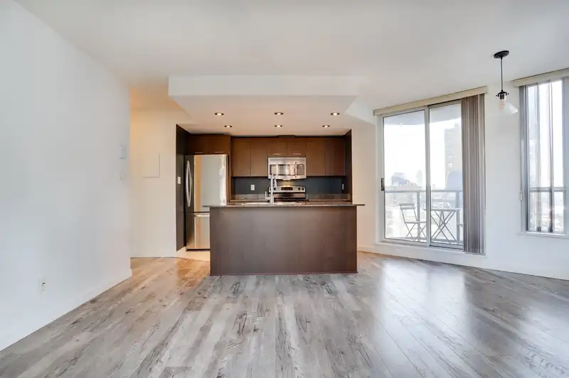 1104 1212 HOWE STREET - photo 4 of 20