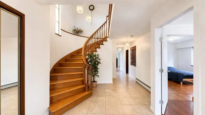 6658 RANDOLPH AVENUE - photo 4 of 40