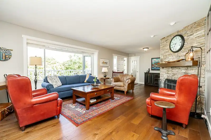 944 164 STREET - photo 3 of 36
