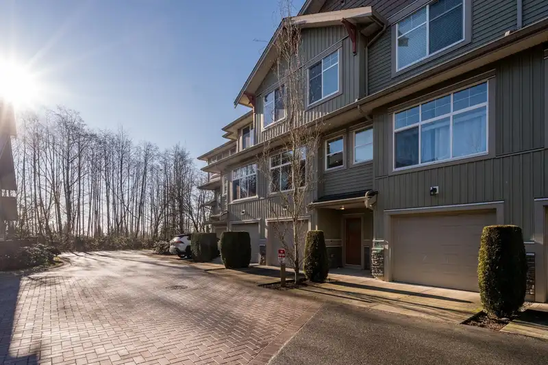 16 20967 76 AVENUE - photo 2 of 23