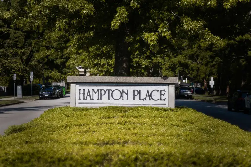 427 5835 HAMPTON PLACE - photo 2 of 22