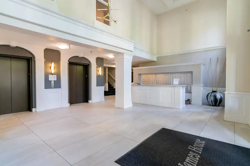 427 5835 HAMPTON PLACE - photo 3 of 22