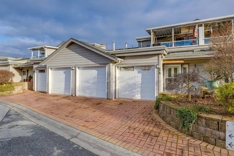 24 323 GOVERNORS COURT - photo 2 of 33