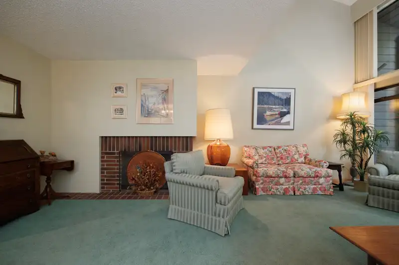 4042 YEW STREET - photo 3 of 21