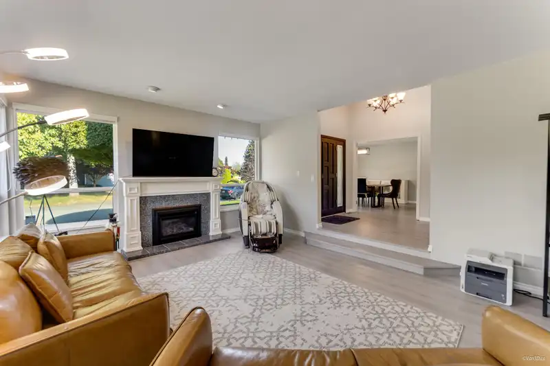 14854 21 AVENUE - photo 3 of 40