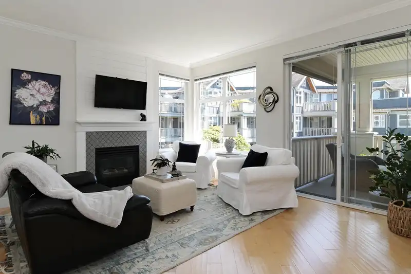 305 15368 16A AVENUE - photo 1 of 29