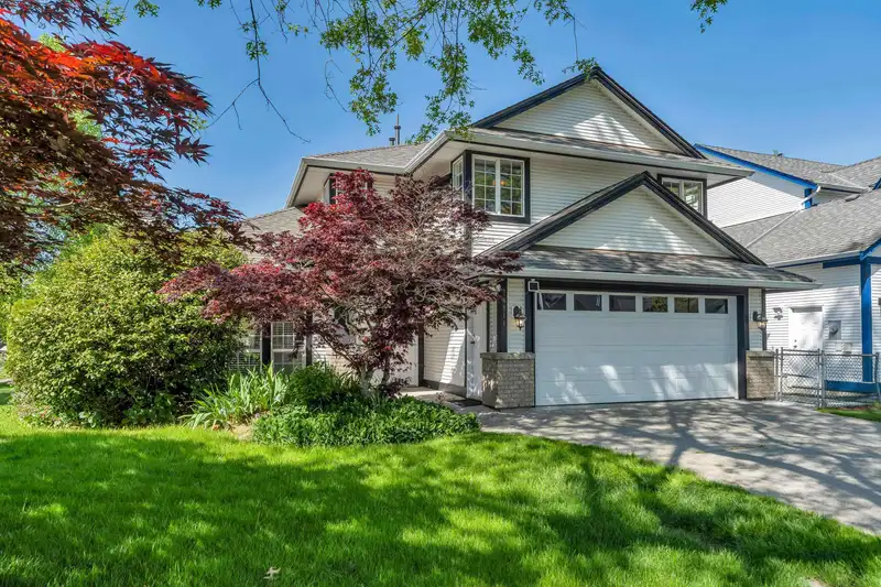 18811 65 AVENUE - photo 3 of 40