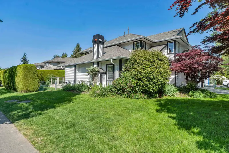 18811 65 AVENUE - photo 4 of 40