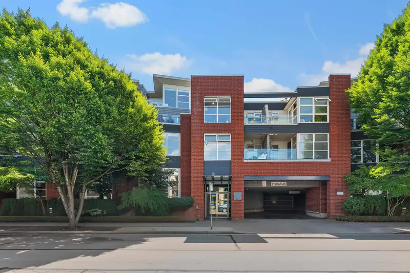 321 638 W 7TH AVENUE - photo 1 of 32