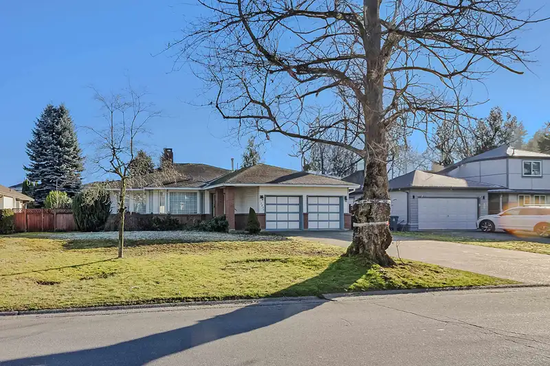 15436 94 AVENUE - photo 4 of 36