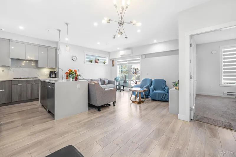 B208 14438 72 AVENUE - photo 3 of 21