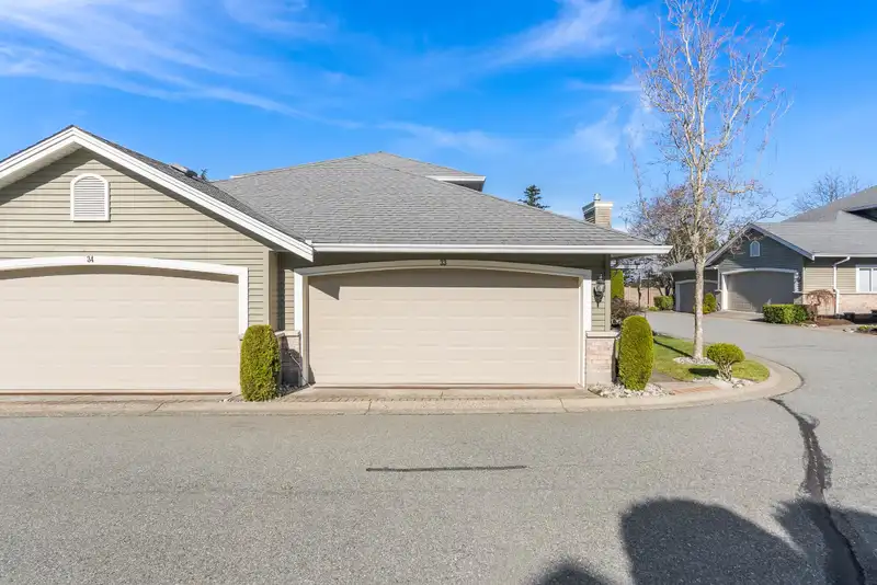 33 2672 151 STREET - photo 2 of 32