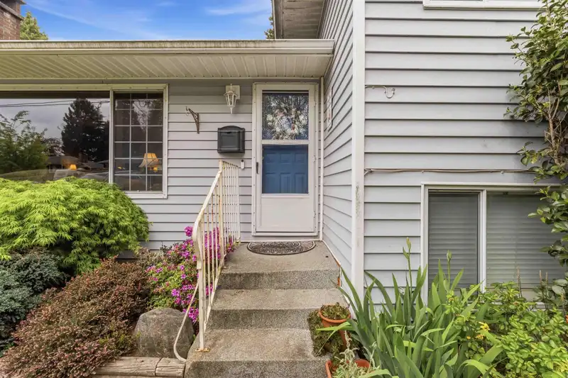 14713 110 AVENUE - photo 3 of 34