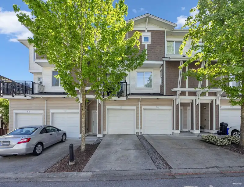 81 19433 68 AVENUE - photo 1 of 34