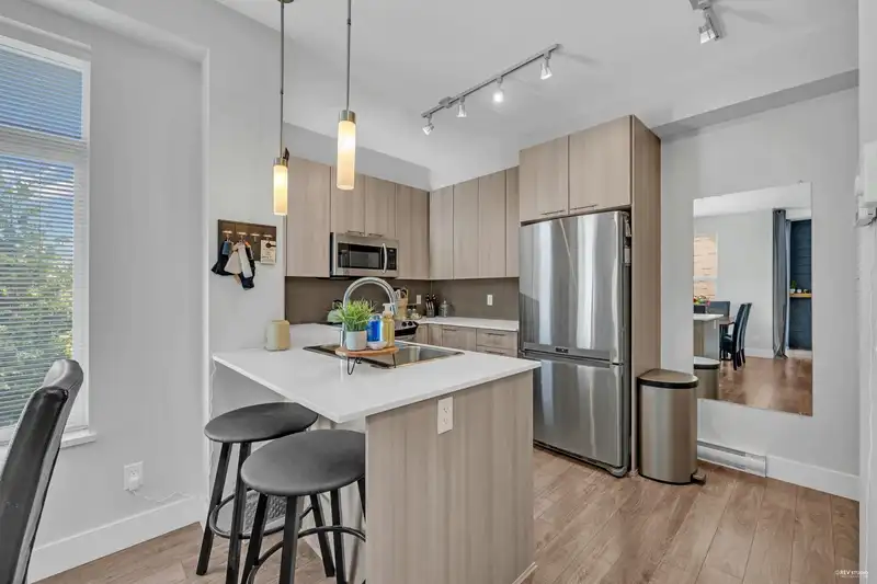 81 19433 68 AVENUE - photo 4 of 34