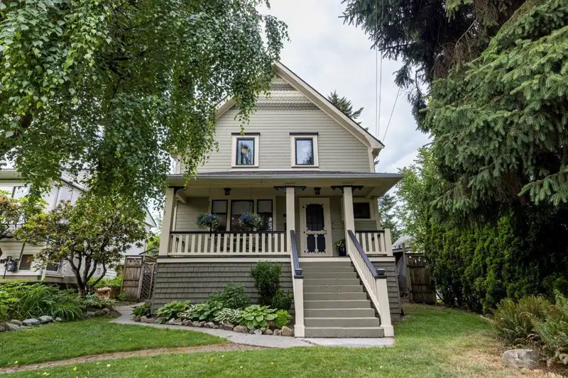 618 COLBORNE STREET - photo 2 of 40