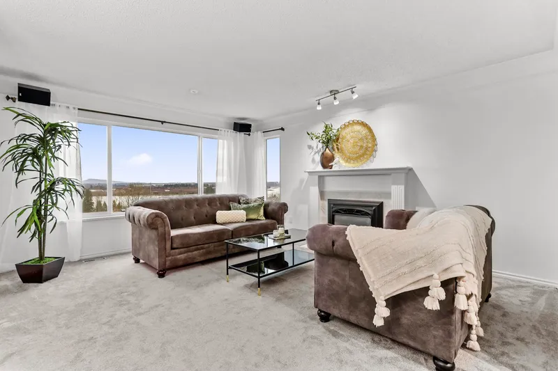 117 1140 CASTLE CRESCENT - photo 2 of 25