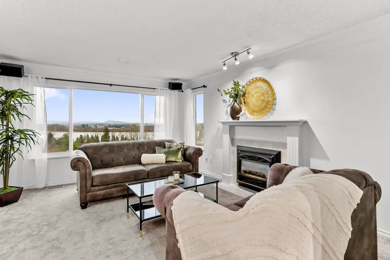 117 1140 CASTLE CRESCENT - photo 4 of 25