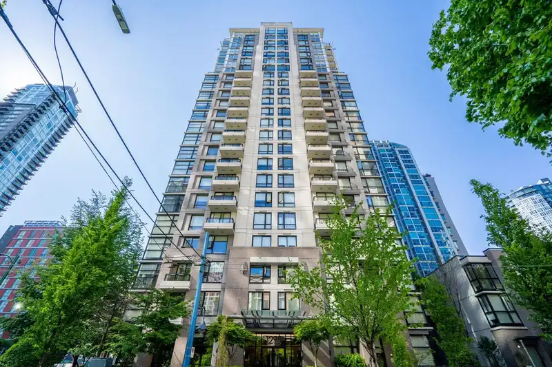 1403 1295 RICHARDS STREET - photo 2 of 23