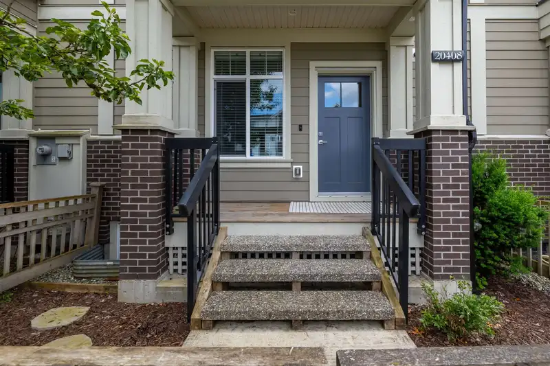 20408 84 AVENUE - photo 3 of 31