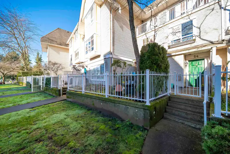 54 6577 SOUTHOAKS CRESCENT - photo 2 of 30