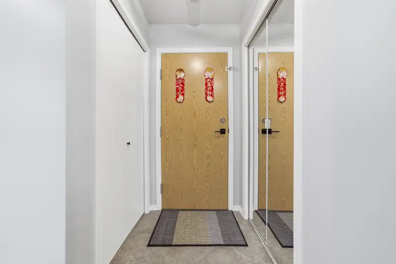309 2915 GLEN DRIVE - photo 4 of 20