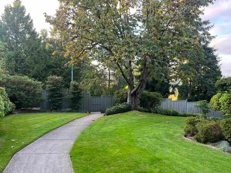 57 5221 OAKMOUNT CRESCENT - photo 4 of 36