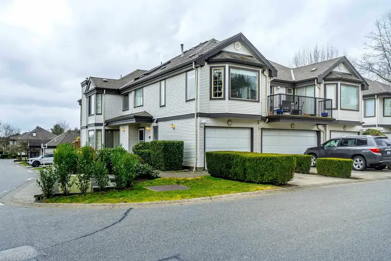 40 15840 84 AVENUE - photo 2 of 37
