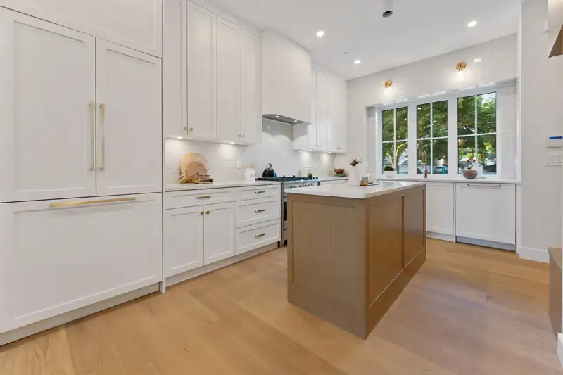 2578 E 4TH AVENUE - photo 4 of 35