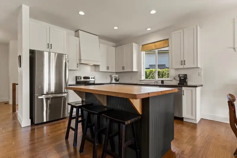 8408 BRADSHAW PLACE - photo 4 of 36