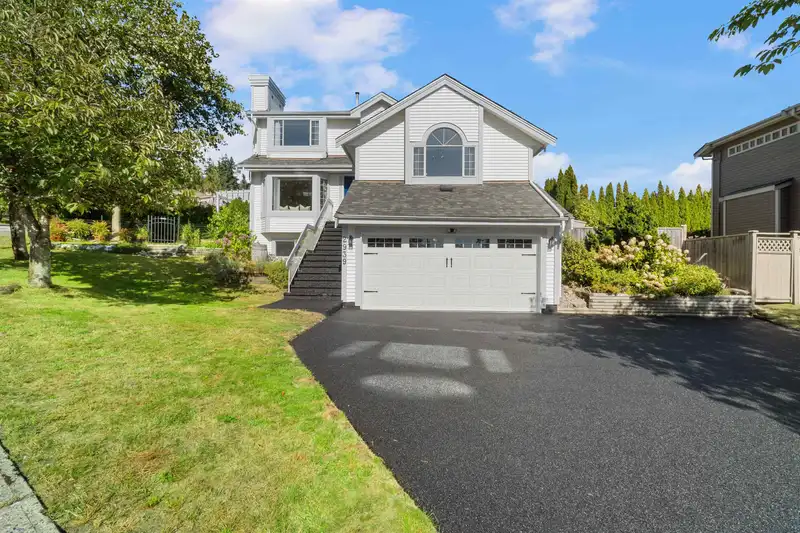 2939 CLIFFROSE CRESCENT - photo 1 of 35