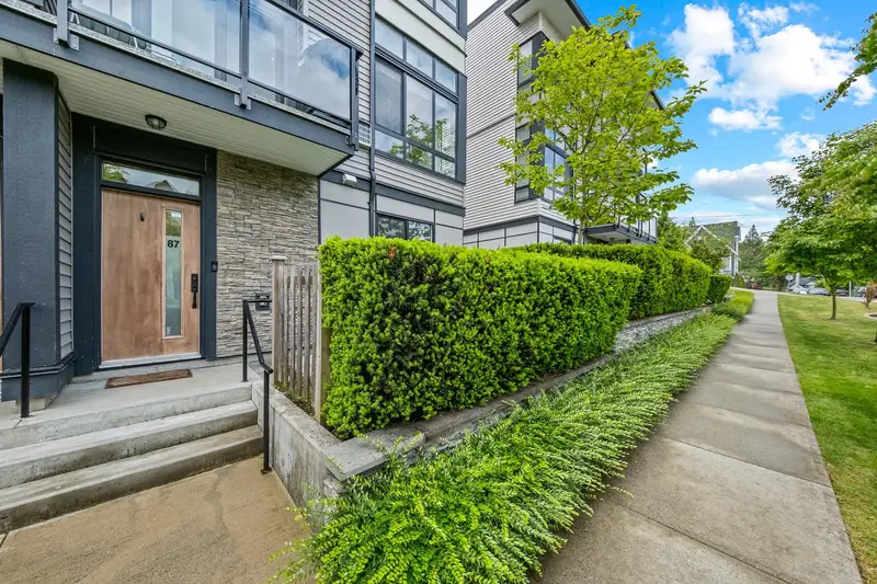 87 14058 61 AVENUE - photo 2 of 25