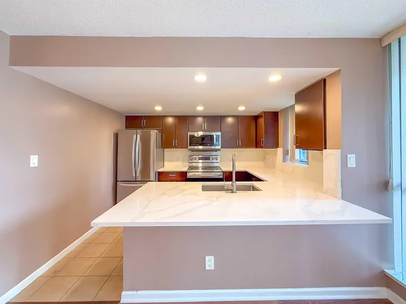 201 295 GUILDFORD WAY - photo 4 of 25