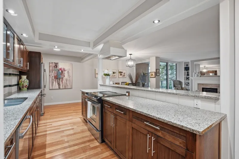 304 1350 VIEW CRESCENT - photo 2 of 18