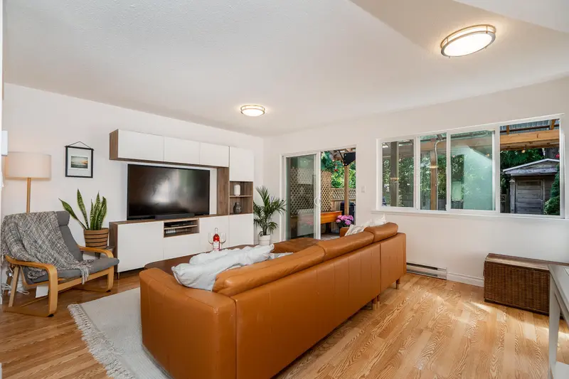 12108 SCHMIDT CRESCENT - photo 4 of 25