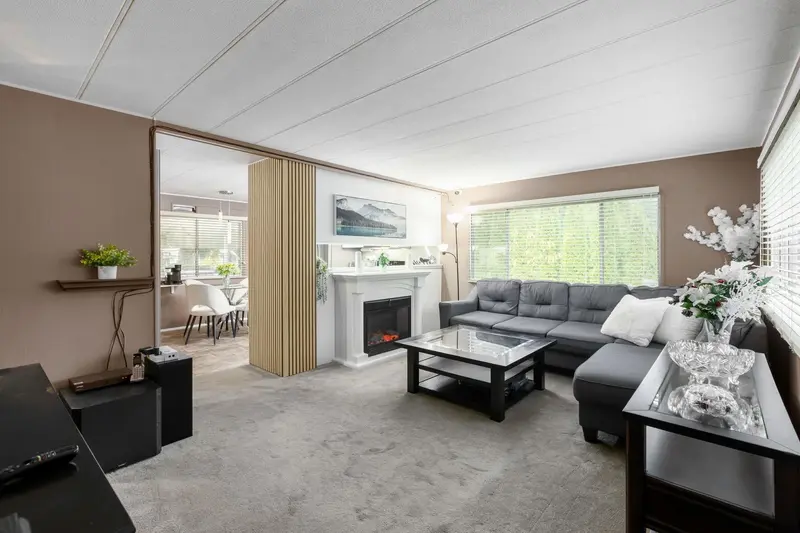 5 20071 24 AVENUE - photo 2 of 25